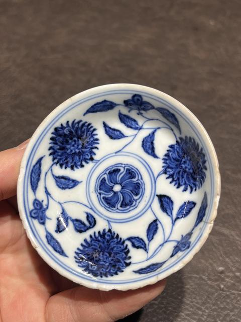古玩陶瓷清乾隆 青花纏枝花卉紋小碟真品鑒賞圖