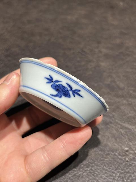 古玩陶瓷清乾隆 青花纏枝花卉紋小碟真品鑒賞圖