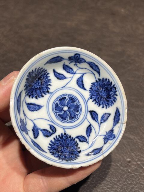 古玩陶瓷清乾隆 青花纏枝花卉紋小碟真品鑒賞圖
