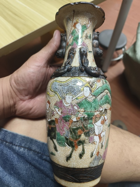 古玩陶瓷清晚·哥釉五彩刀馬人物紋堆塑螭龍獅耳瓶 真品鑒賞圖