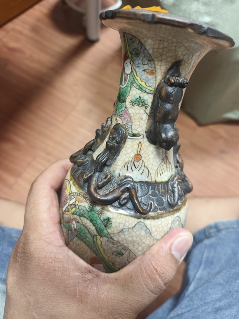 古玩陶瓷清晚·哥釉五彩刀馬人物紋堆塑螭龍獅耳瓶 真品鑒賞圖