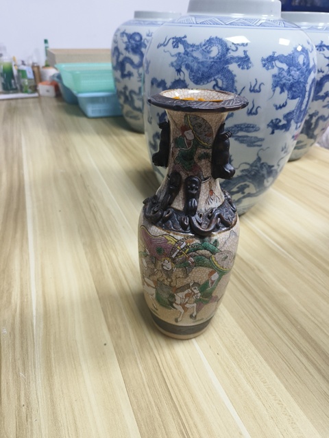 古玩陶瓷清晚·哥釉五彩刀馬人物紋堆塑螭龍獅耳瓶 真品鑒賞圖
