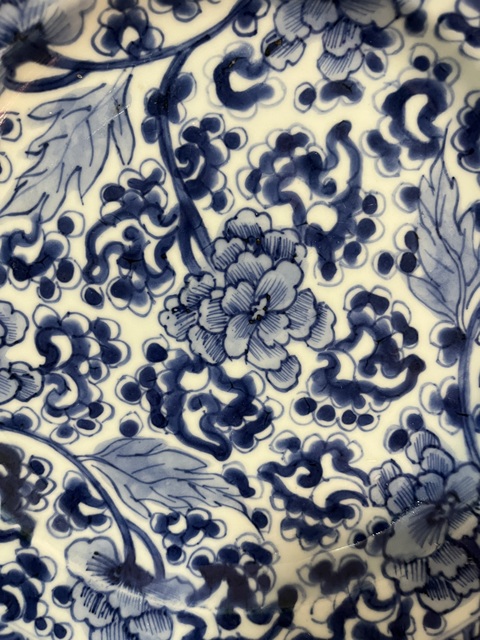 古玩陶瓷青花花卉紋折沿盤真品鑒賞圖