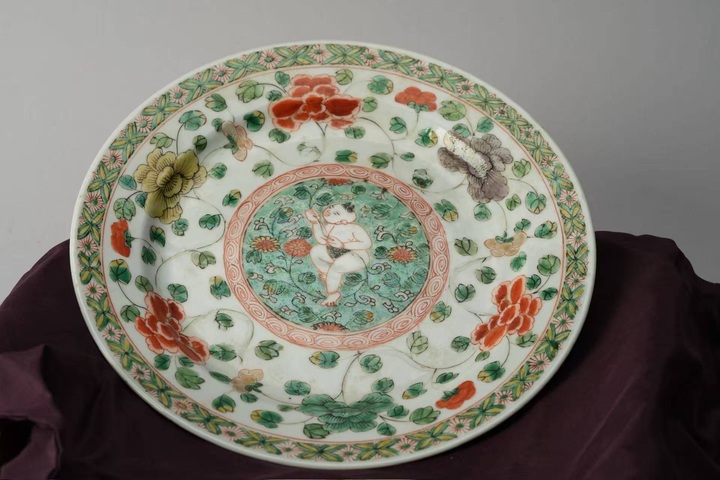 古玩陶瓷五彩童子執(zhí)蓮紋盤真品鑒賞圖