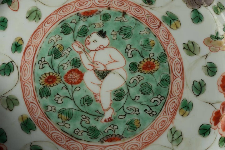 古玩陶瓷五彩童子執(zhí)蓮紋盤真品鑒賞圖