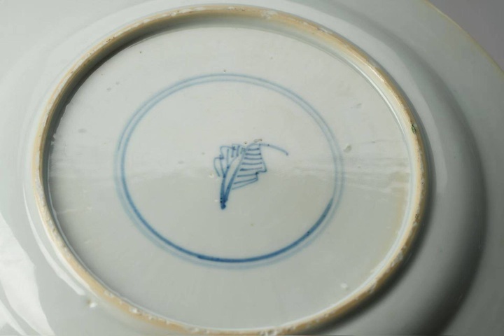 古玩陶瓷五彩童子執(zhí)蓮紋盤真品鑒賞圖