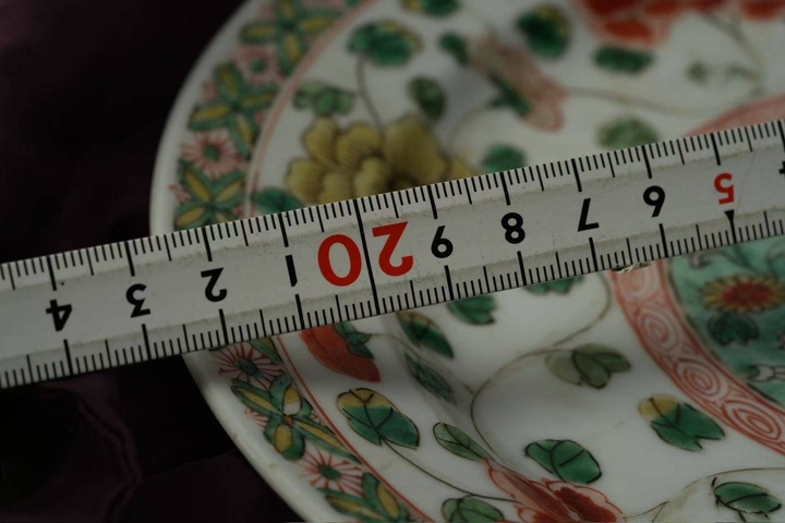 古玩陶瓷五彩童子執(zhí)蓮紋盤真品鑒賞圖