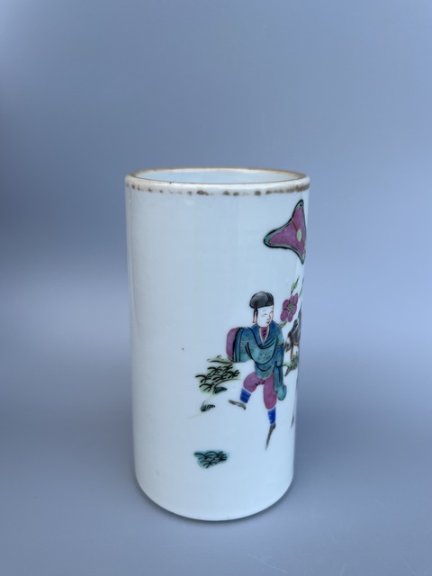 古玩陶瓷人物紋粉彩筆筒真品鑒賞圖