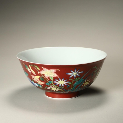 古玩陶瓷珊瑚紅地粉彩花卉紋碗真品鑒賞圖