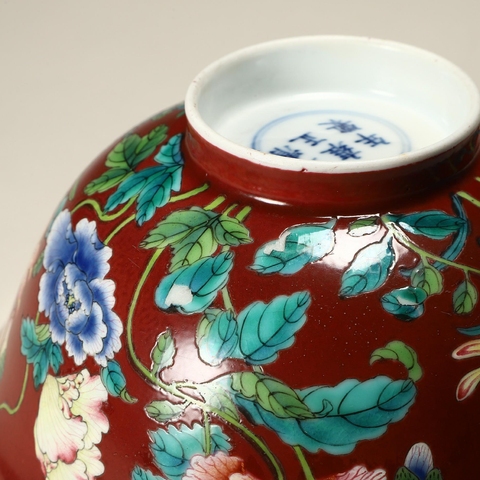 古玩陶瓷珊瑚紅地粉彩花卉紋碗真品鑒賞圖