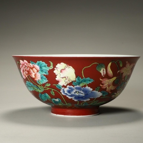 古玩陶瓷珊瑚紅地粉彩花卉紋碗真品鑒賞圖
