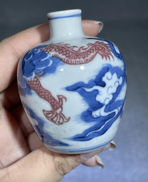 古玩陶瓷青花釉里紅龍紋鼻煙壺真品鑒賞圖