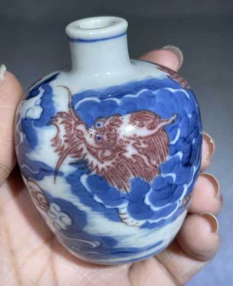 古玩陶瓷青花釉里紅龍紋鼻煙壺真品鑒賞圖