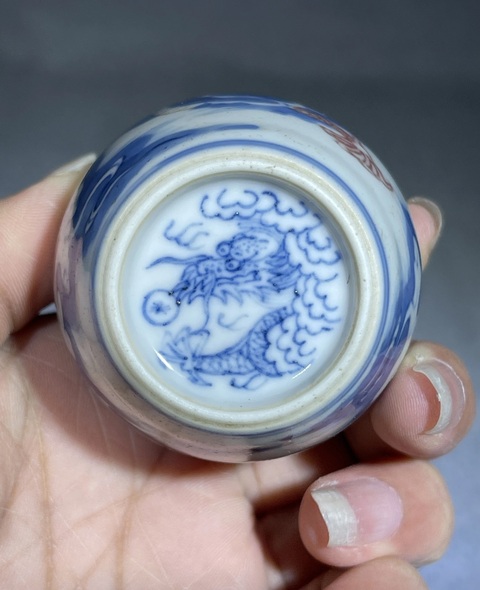古玩陶瓷青花釉里紅龍紋鼻煙壺真品鑒賞圖