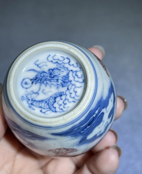 古玩陶瓷青花釉里紅龍紋鼻煙壺真品鑒賞圖