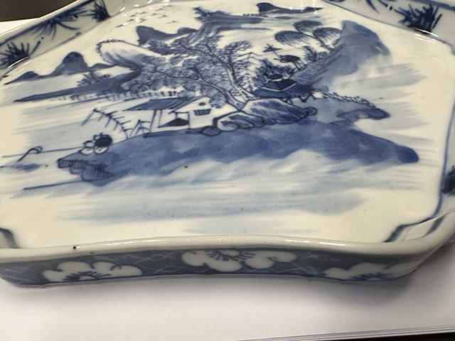 古玩陶瓷清晚期 青花山水紋六方茶盤真品鑒賞圖