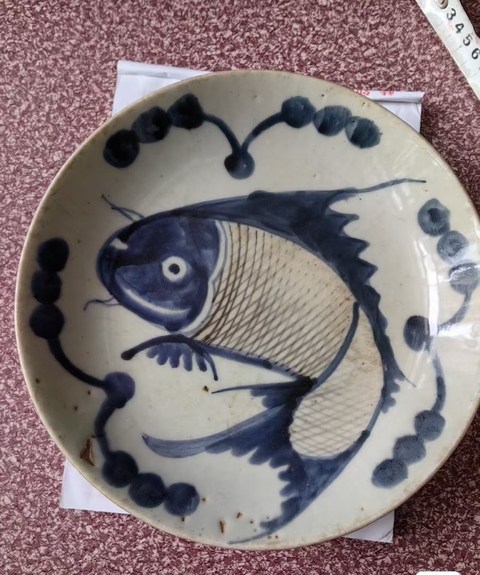 古玩陶瓷青花釉里紅魚藻紋盤真品鑒賞圖