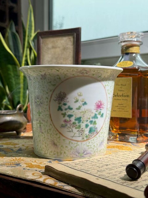古玩陶瓷花卉紋粉彩花盆真品鑒賞圖