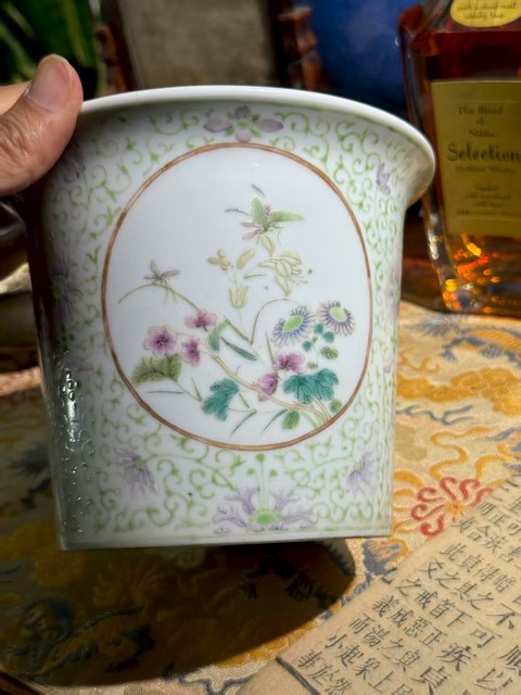 古玩陶瓷花卉紋粉彩花盆真品鑒賞圖