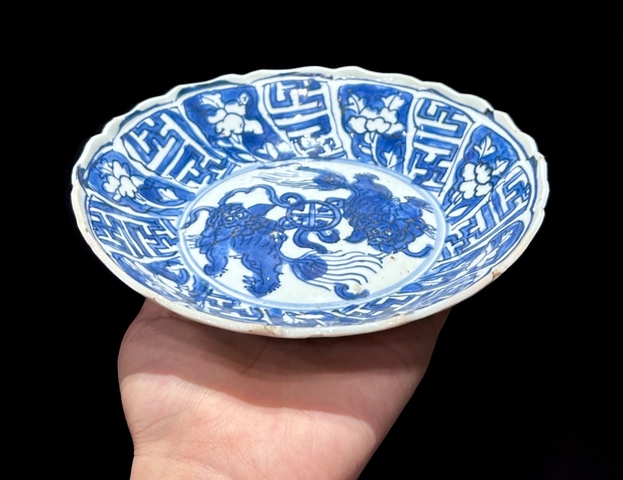 古玩陶瓷飄帶繡球獅子紋盤真品鑒賞圖