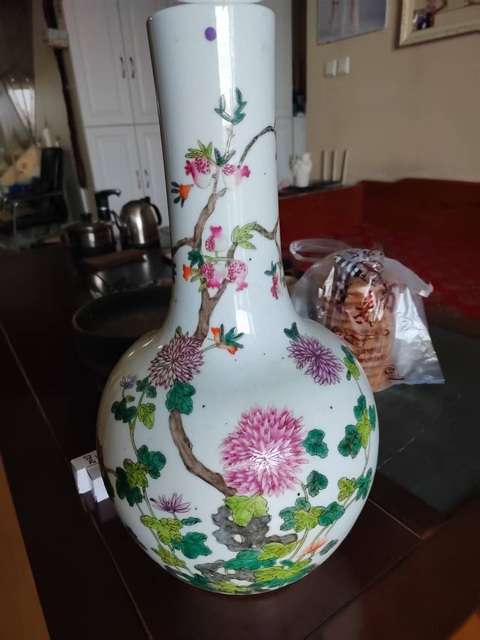 古玩陶瓷粉彩花卉紋天球瓶真品鑒賞圖