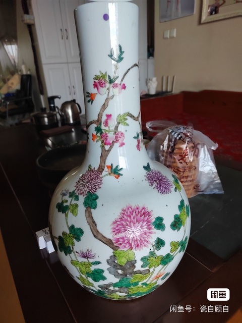 古玩陶瓷粉彩花卉紋天球瓶真品鑒賞圖