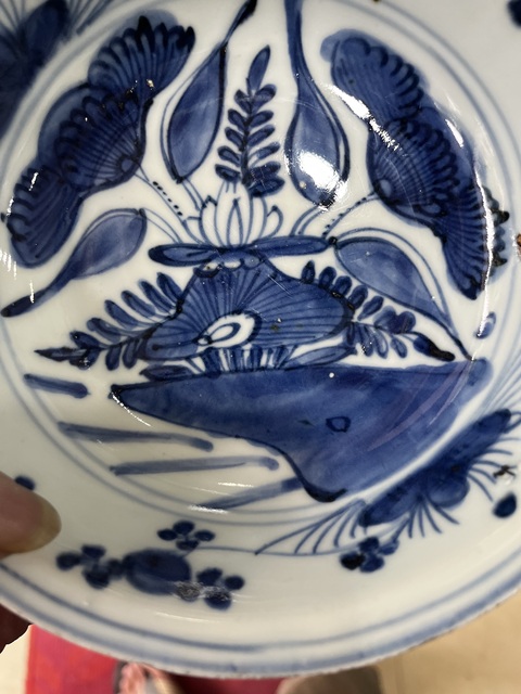 古玩陶瓷花卉紋青花盤真品鑒賞圖