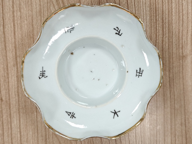 古玩陶瓷民國粉彩花卉紋蓋碗真品鑒賞圖