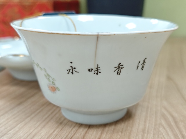 古玩陶瓷民國粉彩花卉紋蓋碗真品鑒賞圖