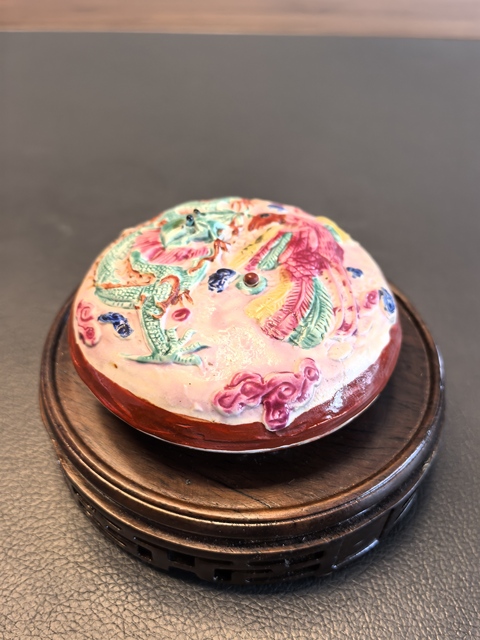 古玩陶瓷粉彩堆塑龍鳳紋印盒真品鑒賞圖