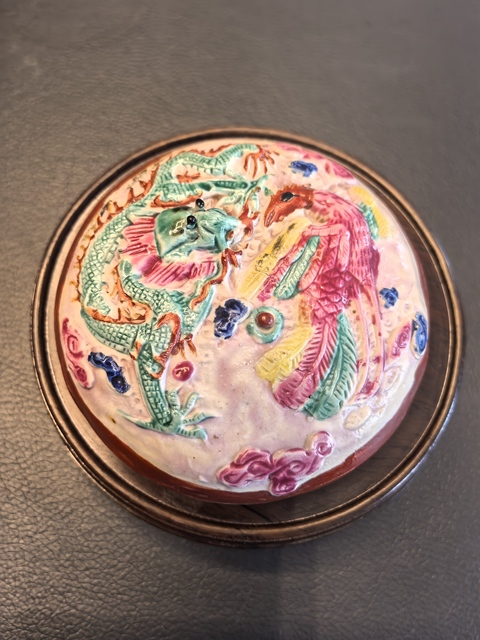 古玩陶瓷粉彩堆塑龍鳳紋印盒真品鑒賞圖