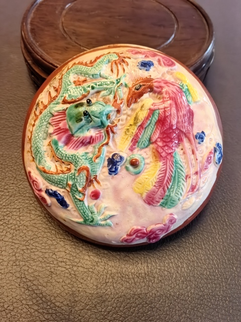 古玩陶瓷粉彩堆塑龍鳳紋印盒真品鑒賞圖