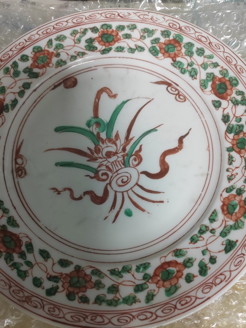 古玩陶瓷日本江戶紅綠彩花卉紋盤真品鑒賞圖
