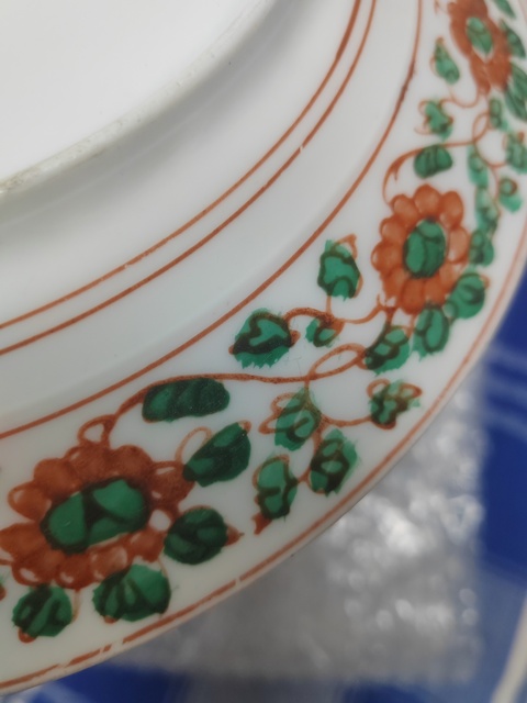 古玩陶瓷日本江戶紅綠彩花卉紋盤真品鑒賞圖