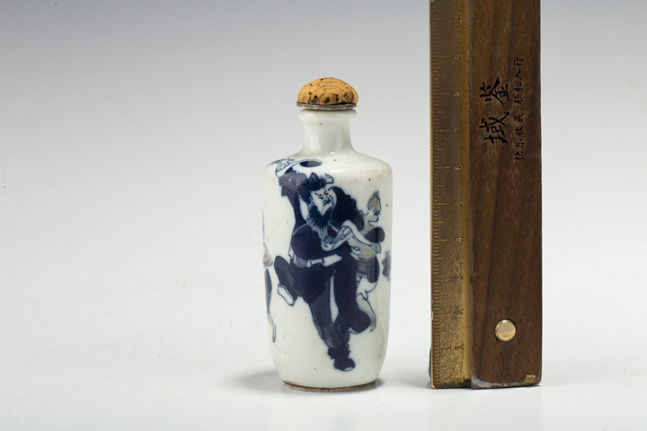 古玩陶瓷清中晚·青花釉里紅鐘馗人物紋鼻煙壺真品鑒賞圖