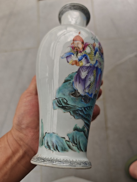古玩陶瓷民國粉彩人物故事紋觀音瓶真品鑒賞圖