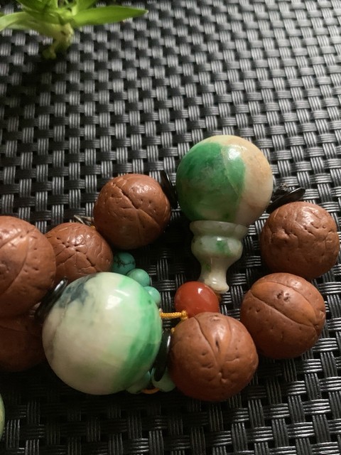 古玩玉器翡翠珠配菩提手持真品鑒賞圖