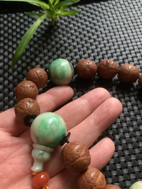 古玩玉器翡翠珠配菩提手持真品鑒賞圖
