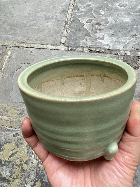 古玩陶瓷龍泉窯青釉三足筒式香爐真品鑒賞圖