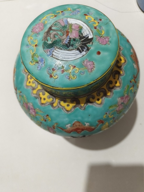 古玩陶瓷綠地粉彩纏枝花三多紋蓋罐真品鑒賞圖