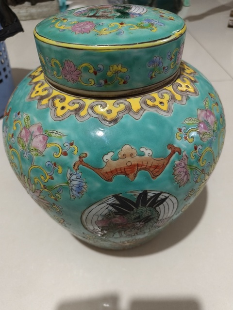 古玩陶瓷綠地粉彩纏枝花三多紋蓋罐真品鑒賞圖