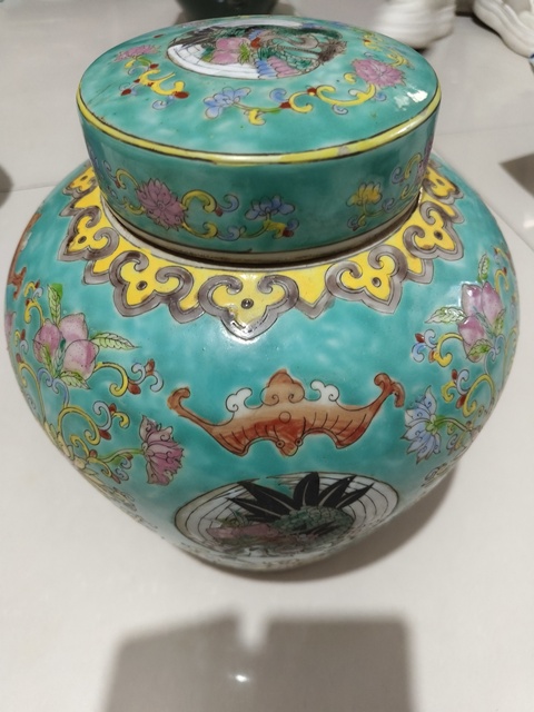 古玩陶瓷綠地粉彩纏枝花三多紋蓋罐真品鑒賞圖