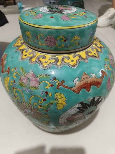 古玩陶瓷綠地粉彩纏枝花三多紋蓋罐真品鑒賞圖