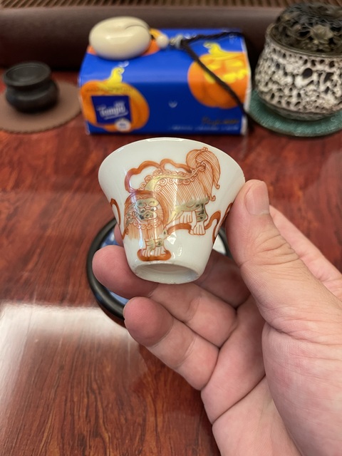 古玩陶瓷飄帶繡球獅子紋馬蹄杯真品鑒賞圖