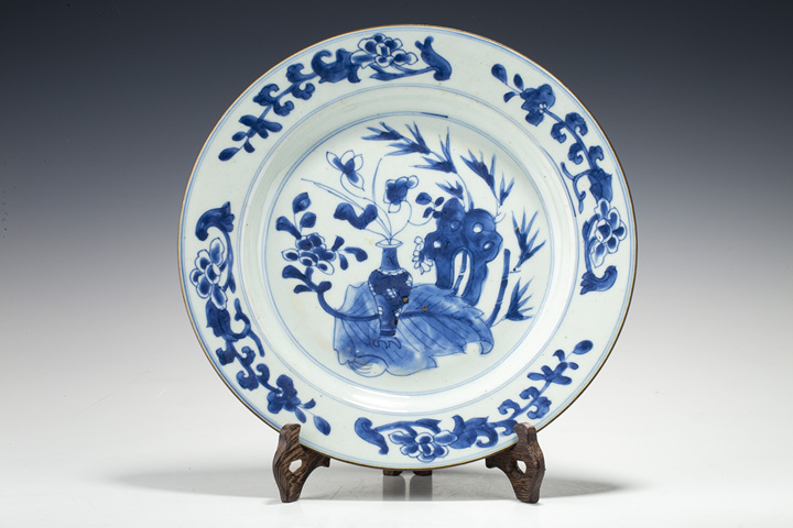 古玩陶瓷康熙·青花博古花卉紋折沿盤真品鑒賞圖