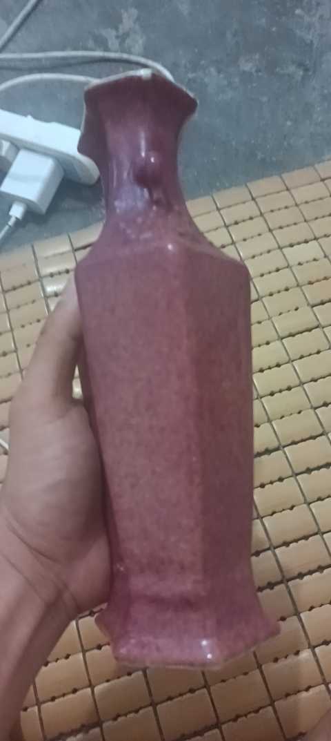 古玩陶瓷紅釉六方瓶，模糊，偏老真品鑒賞圖