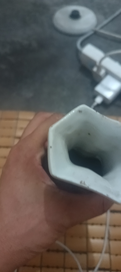 古玩陶瓷紅釉六方瓶，模糊，偏老真品鑒賞圖