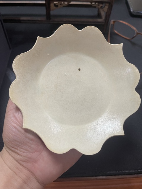 古玩陶瓷定窯菱形花口盤真品鑒賞圖
