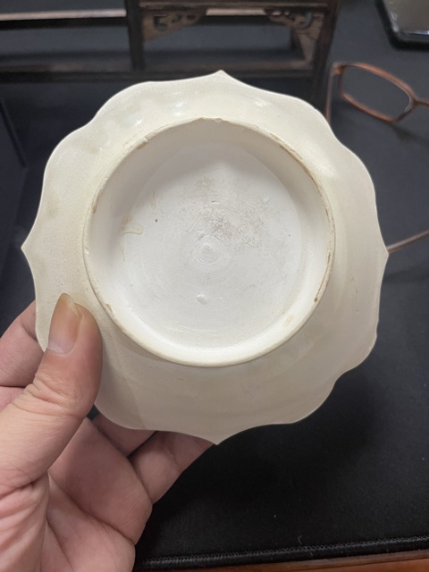 古玩陶瓷定窯菱形花口盤真品鑒賞圖