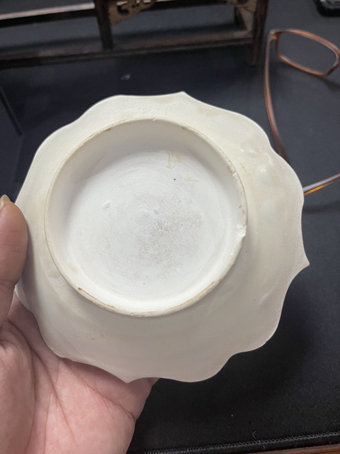 古玩陶瓷定窯菱形花口盤真品鑒賞圖